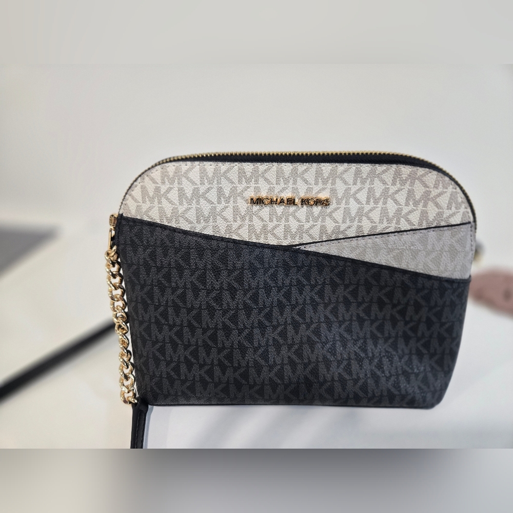 Jet Set Travel Medium Color-Block Signature Logo Crossbody Bag